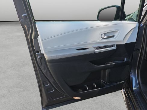 Used 2025 Toyota Sienna XLE FWD image 34