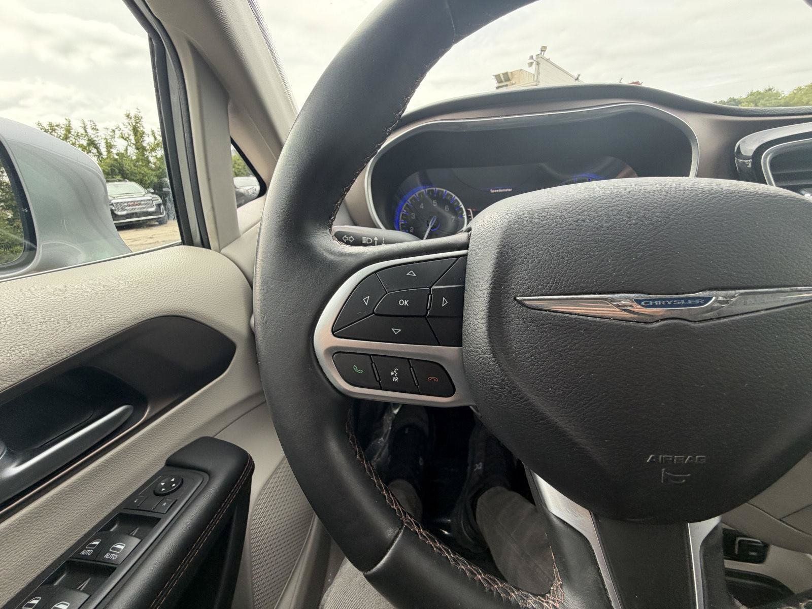 Used 2018 Chrysler Pacifica Touring-L Plus FWD image 15
