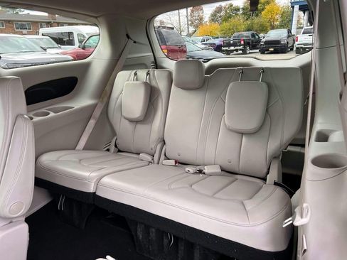 Certified 2021 Chrysler Voyager Lxi image 13