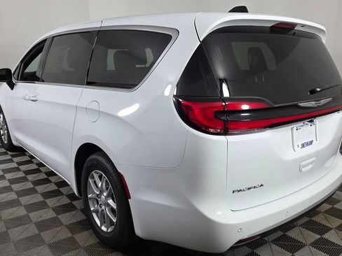 New 2026 Chrysler Pacifica Select image 5