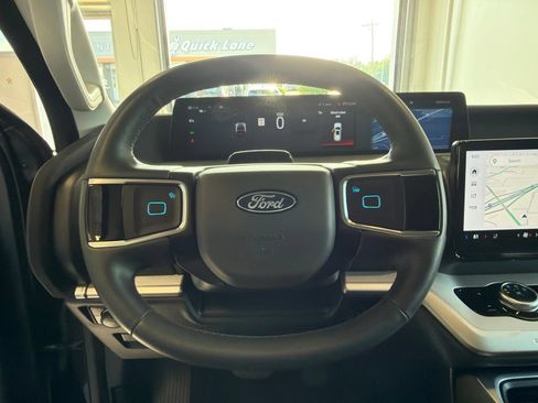 Used 2025 Ford Expedition Active AWD/4WD image 25