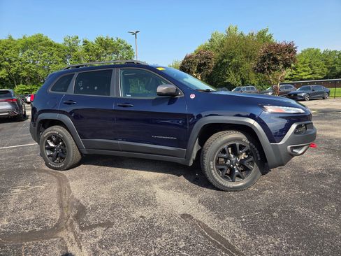 Used 2016 Jeep Cherokee Trailhawk w/ Comfort/Convenience Group AWD/4WD image 3