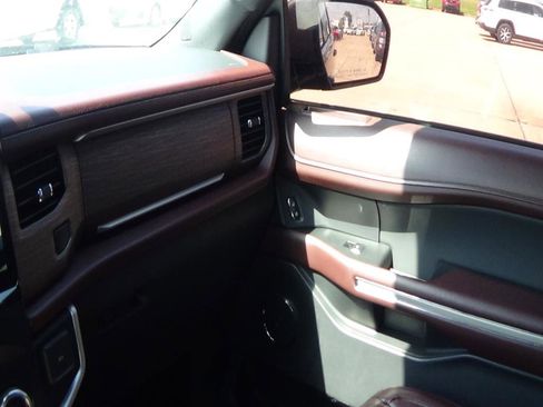 Used 2024 Ford Expedition Limited image 35