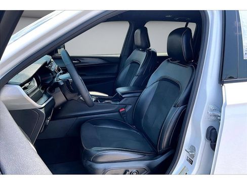 Used 2025 Jeep Grand Cherokee Altitude RWD image 33