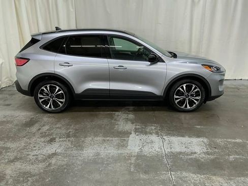 Used 2022 Ford Escape SE FWD image 2