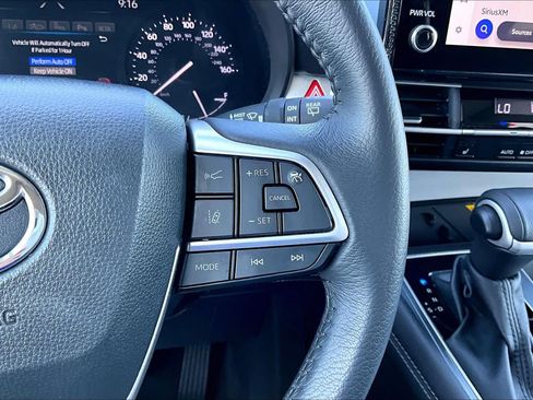 Certified 2025 Toyota Sienna XLE FWD image 24