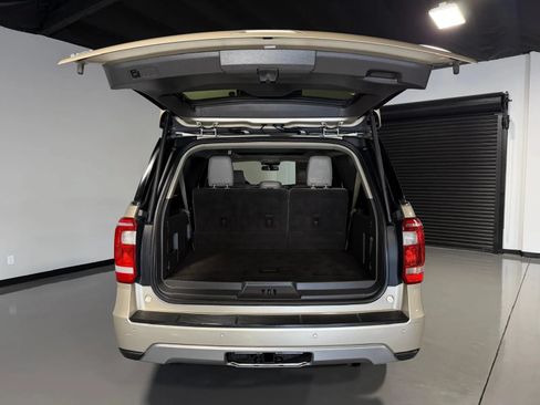 Used 2018 Ford Expedition Max XLT w/ Equipment Group 202A AWD/4WD image 13