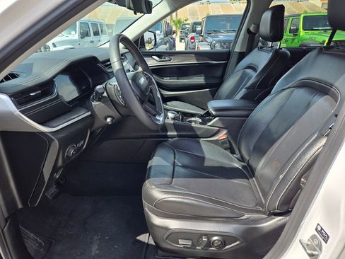 Used 2023 Jeep Grand Cherokee Limited w/ Luxury Tech Group II image 9