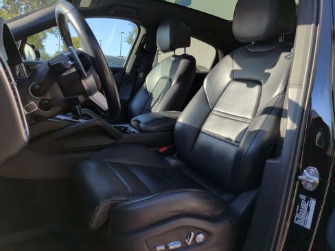 Used 2021 Porsche Cayenne Coupe image 16