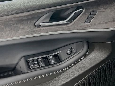 Used 2024 Jeep Grand Cherokee Limited w/ Black Appearance Package AWD/4WD image 19