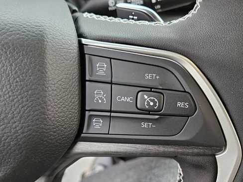 New 2025 Jeep Grand Cherokee Limited w/ Luxury Tech Group II RWD image 24