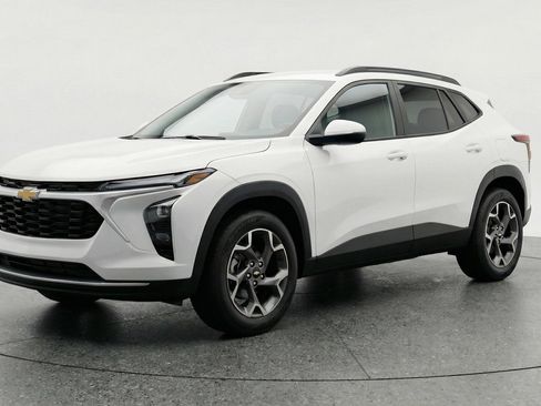 Used 2025 Chevrolet Trax LT w/ LT Convenience Package image 3