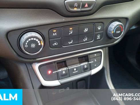 Used 2024 GMC Terrain SLE image 27