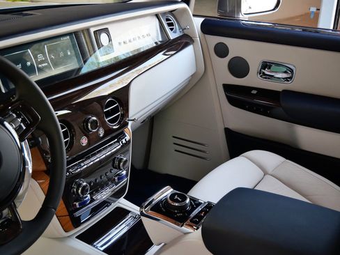 Used 2023 Rolls-Royce Phantom Sedan RWD image 26