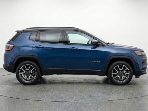 Used 2025 Jeep Compass Trailhawk AWD/4WD image 11