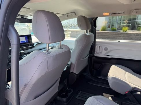Used 2025 Toyota Sienna LE FWD image 13
