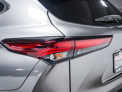 Certified 2025 Toyota Highlander Limited AWD/4WD image 10