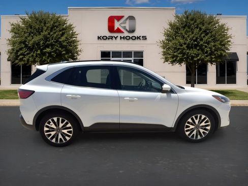 Used 2020 Ford Escape Titanium w/ Titanium Premium Package 2.0 FWD image 6