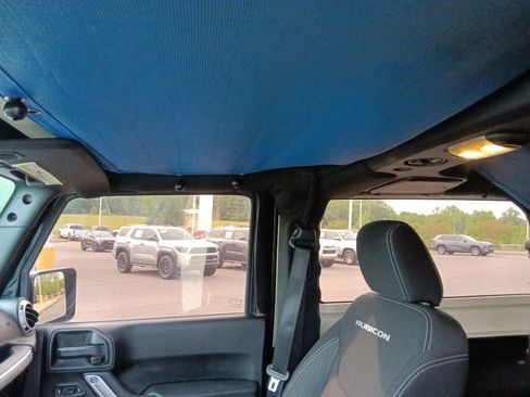 Used 2017 Jeep Wrangler Rubicon w/ Power Convenience Group AWD/4WD image 13
