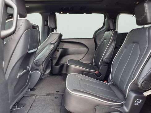 New 2026 Chrysler Pacifica Limited image 9