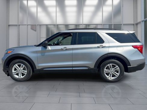 Used 2021 Ford Explorer XLT w/ Equipment Group 202A AWD/4WD image 3