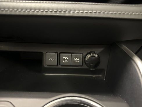 Used 2020 Toyota Highlander XLE image 27