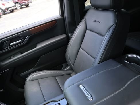 Used 2025 GMC Yukon XL Denali AWD/4WD image 25