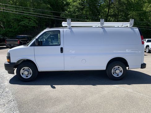 Used 2024 Chevrolet Express 2500 w/ Driver Convenience Package RWD image 13