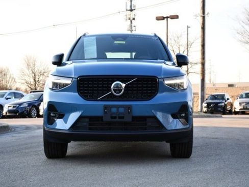 Certified 2025 Volvo XC40 B5 Plus image 2