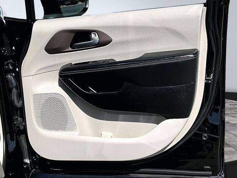 Certified 2024 Chrysler Voyager LX image 15