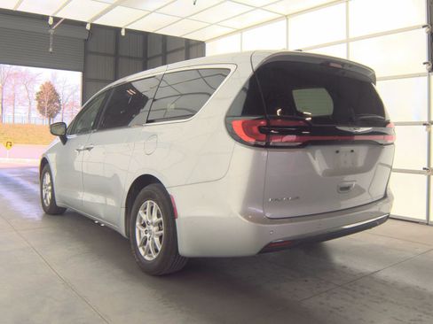 Used 2024 Chrysler Pacifica Touring-L image 6