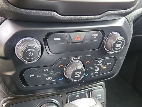 Used 2020 Jeep Renegade Latitude w/ Cold Weather Group image 9