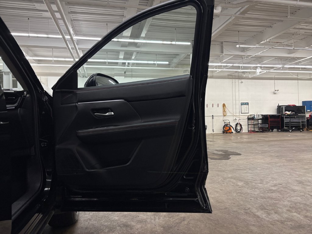 Used 2025 Nissan Kicks SR AWD/4WD image 15