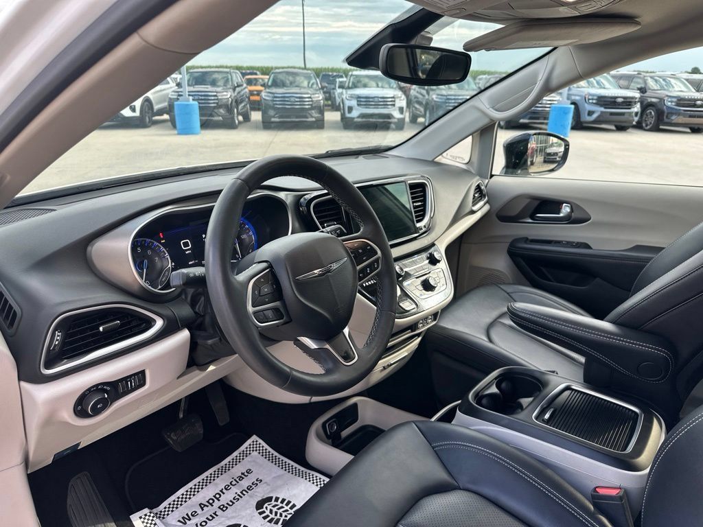 Used 2024 Chrysler Pacifica Touring-L FWD image 12