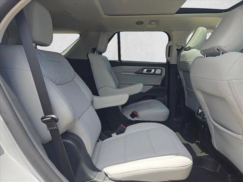 Used 2026 Ford Explorer Platinum w/ LUX Leather Package AWD/4WD image 22
