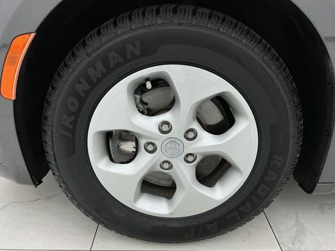 Used 2018 Chrysler Pacifica Touring-L FWD image 48