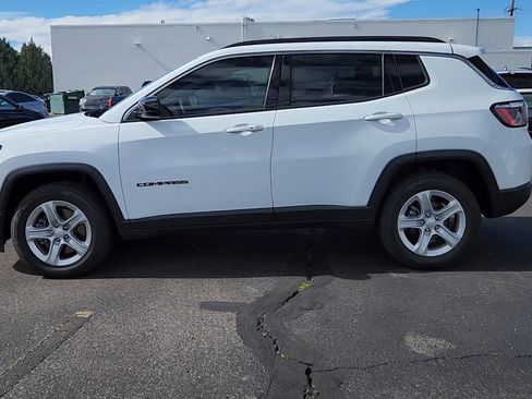 Used 2023 Jeep Compass Latitude image 2