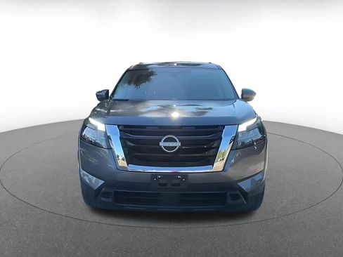 Used 2025 Nissan Pathfinder SV image 3