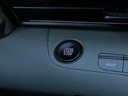 Used 2025 Hyundai Elantra Limited image 31