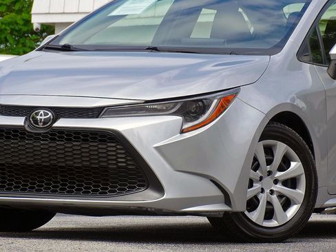 Used 2021 Toyota Corolla LE FWD image 3