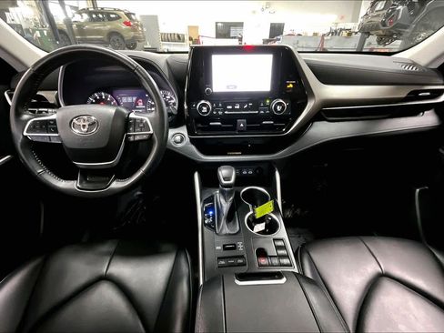 Used 2023 Toyota Highlander XLE AWD/4WD image 16