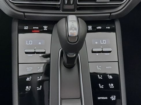 Certified 2026 Porsche Macan AWD/4WD image 17