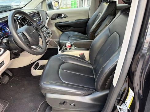Used 2023 Chrysler Pacifica Touring-L FWD image 8
