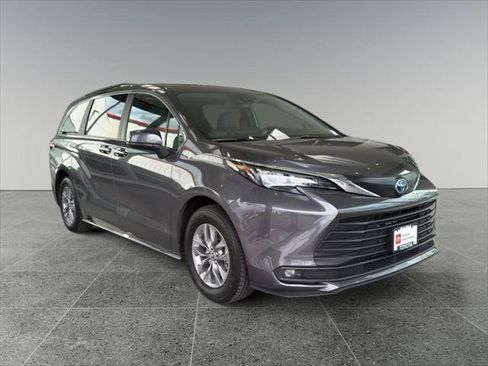 Certified 2025 Toyota Sienna XLE FWD image 1