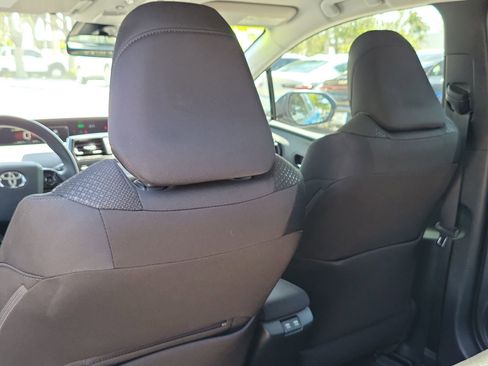 Used 2022 Toyota Prius LE image 18