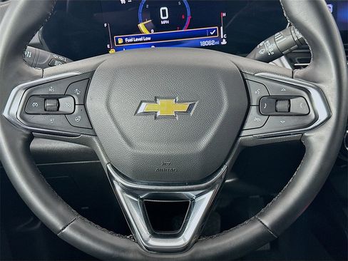 Used 2025 Chevrolet Trax LT w/ LT Convenience Package image 26