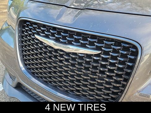 Used 2018 Chrysler 300 S w/ 300S Premium Group RWD image 3