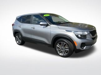 Used 2023 Kia Seltos LX video 3