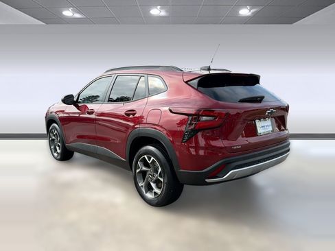 Certified 2025 Chevrolet Trax LT w/ Sunroof Package FWD image 3