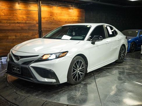 Used 2023 Toyota Camry SE FWD image 2